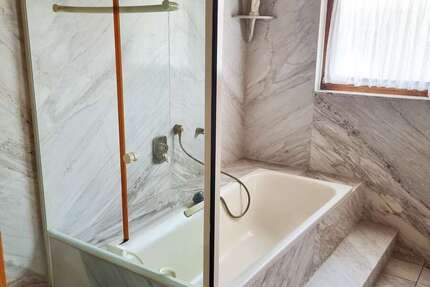 Haus zum Kaufen in Weingarten (Baden) 799.000 € 350 m² 12 zimmer