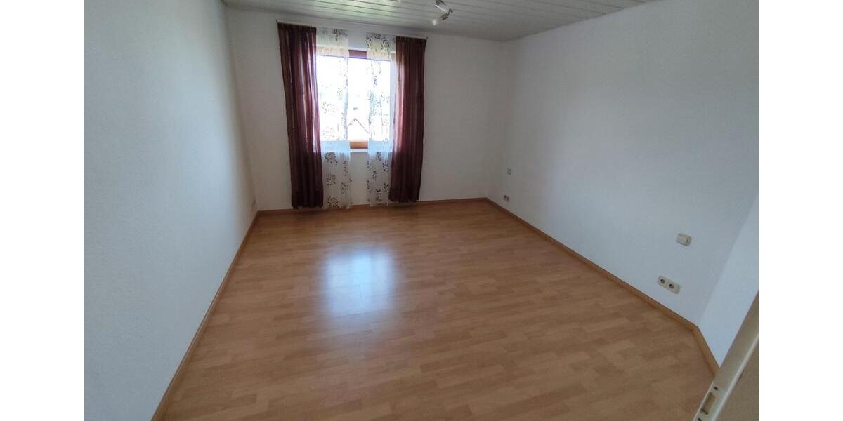 Dachgeschoßwohnung Neuenbürg - 3.5 Zimmer, 85 m&sup2;, 980&euro; | Angebot:26354841