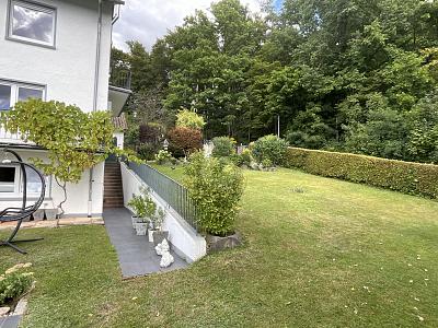 TRAUMHAFTER BLICK IN SÜDHANGLAGE MIT POOL