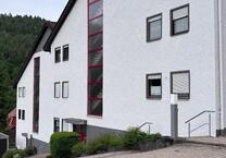 2,5-Zimmer-Wohnung mit 2 Balkonen, Stellplatz und EBK
