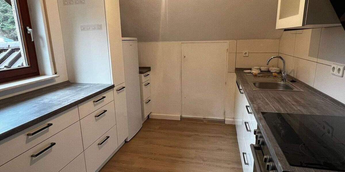 Für Naturliebhaber, freistehendes Haus in herrlicher Lage mitten im Wald. Fast autark 8 zimmer