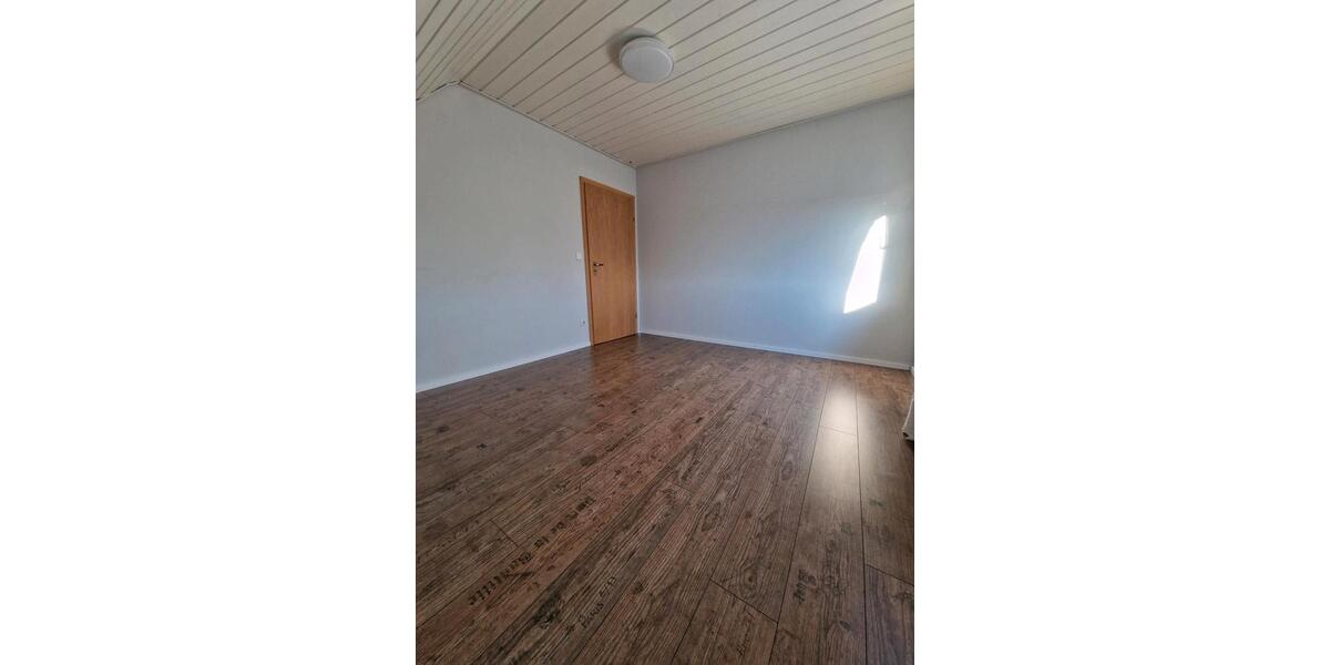 Dachgeschoßwohnung Straubenhardt - 4 Zimmer, 93 m&sup2;, 850&euro; | Angebot:25354030