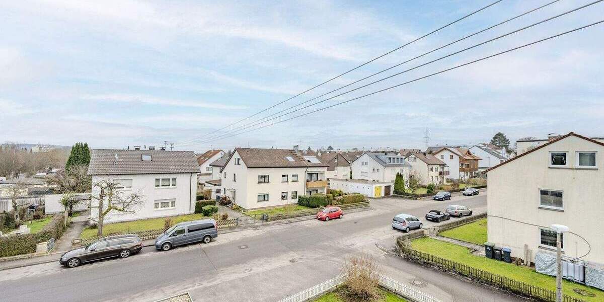 Attraktives Zweifamilienhaus mit ausgebautem DG, großem Grundstück und Entwicklungspotenzial 8 zimmer