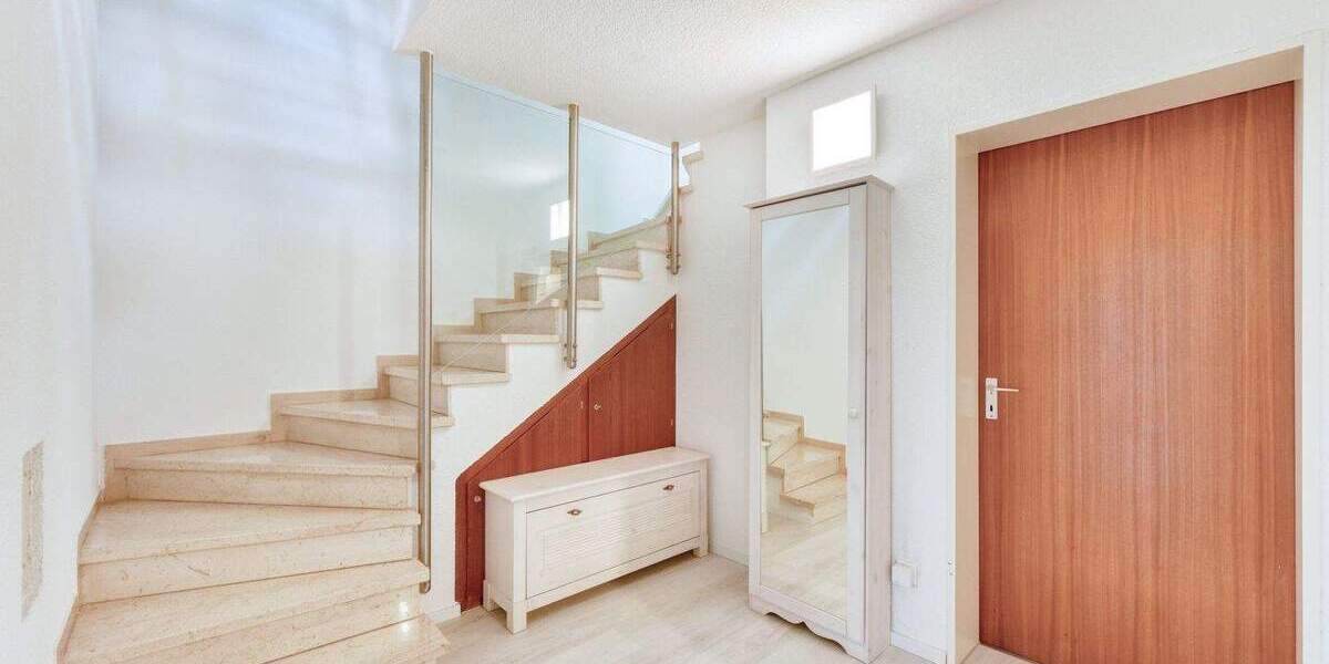 +++ 1-Fam.-RMH (WEG) - Garten, Terrasse, Balkon, Holzkamin - Galerie - inkl. EBK, Einzel-Garage & Kfz-Stellplatz +++ 4 zimmer