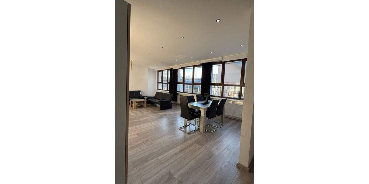 Sehr großzügige 5 Zimmer Wohnung im Hinterhof mit Stellplatz zu verkaufen! 5 zimmer