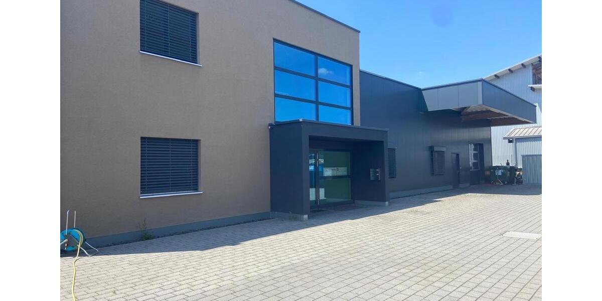 Industriehalle mit Büro, großer Freifläche, PV & Klima zimmer