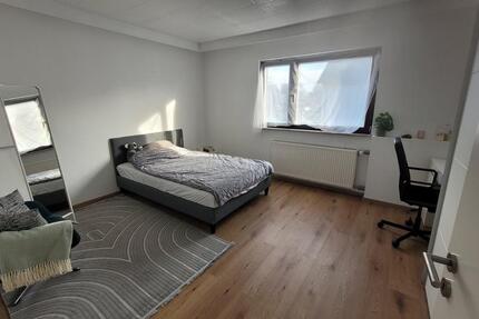 Zimmer in Frauen Wohnung 5 zimmer