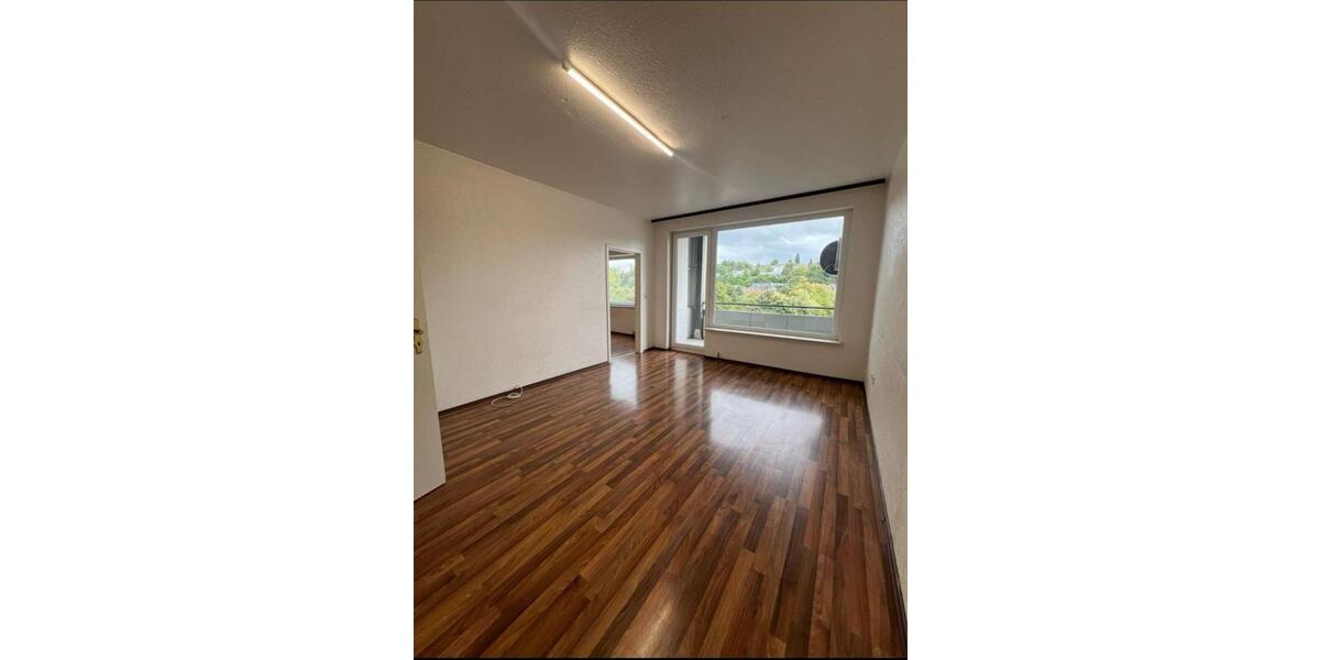 Helle 3-Zimmer-Wohnung im 4. OG mit Balkon & neuer Einbauküche 3 zimmer