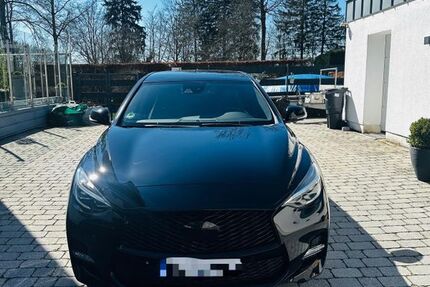 INFINITI Q30