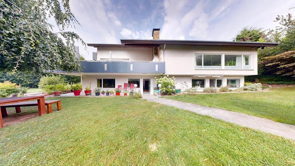 Exklusives, großes Einfamilienhaus in guter und ruhiger Ortsrand-Lage 9 zimmer