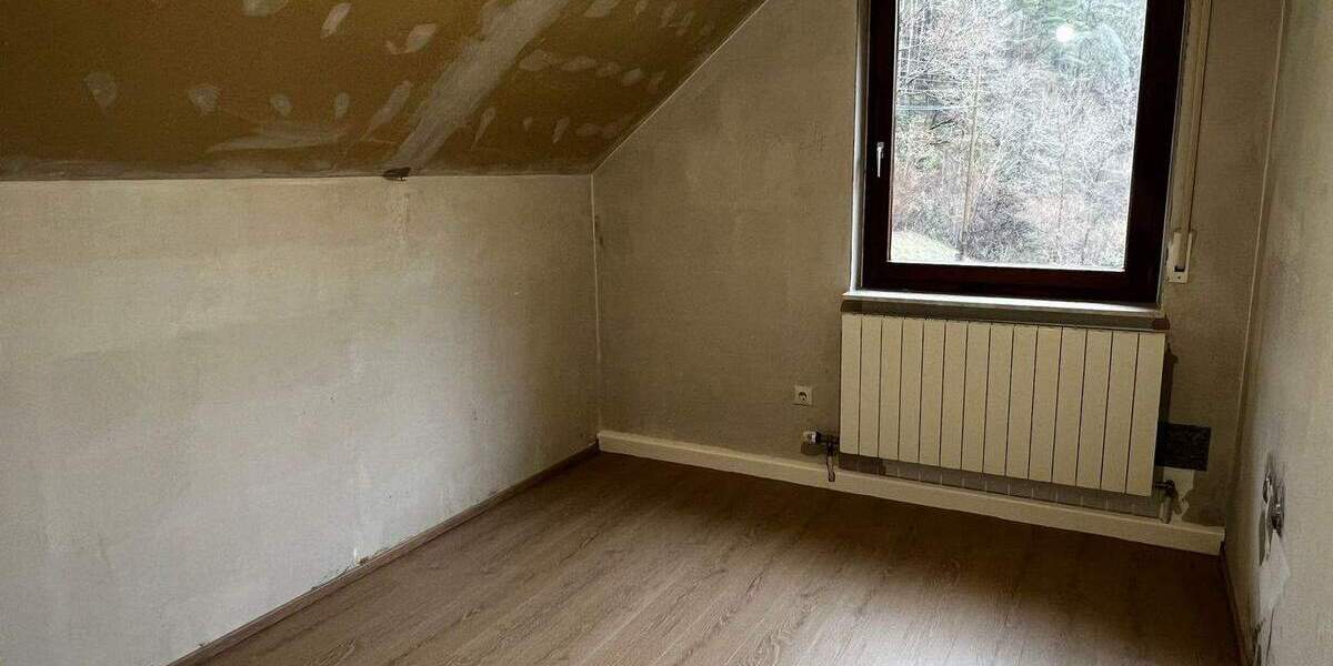 Für Naturliebhaber, freistehendes Haus in herrlicher Lage mitten im Wald. Fast autark 8 zimmer