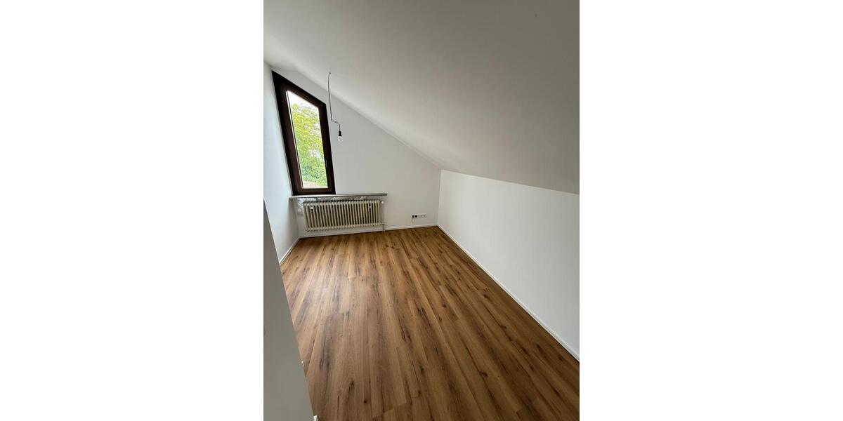 Dachgeschoßwohnung Schwieberdingen - 4 Zimmer, 100 m&sup2;, 1.550&euro; | Angebot:26692428