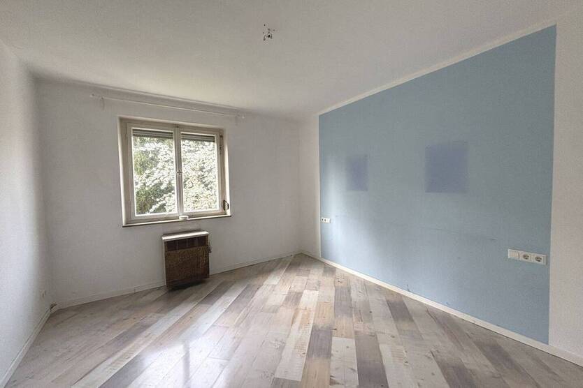 Freie 4-Zimmer-Wohnung, ca. 84 m², Baujahr 1954, mit Balkon, Garage und Freisitz!