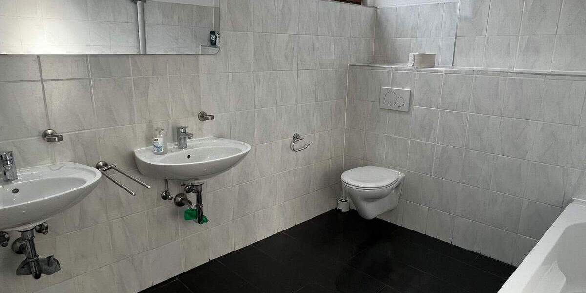 Sehr großzügige 5 Zimmer Wohnung im Hinterhof mit Stellplatz zu verkaufen! 5 zimmer