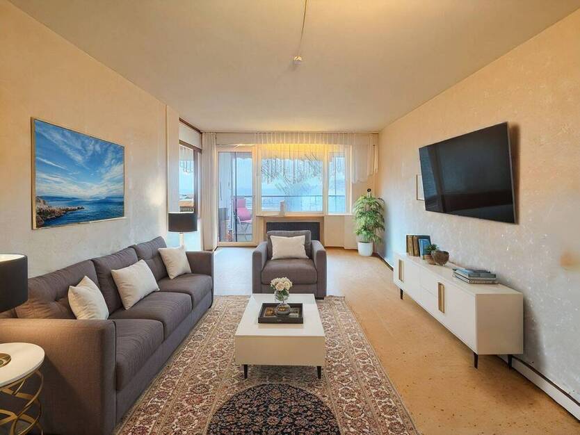 Stadtmitte von Leonberg: 4-Zi.-Wohnung mit Balkon - Ein Rohdiamant für Eigennutzer oder Investoren