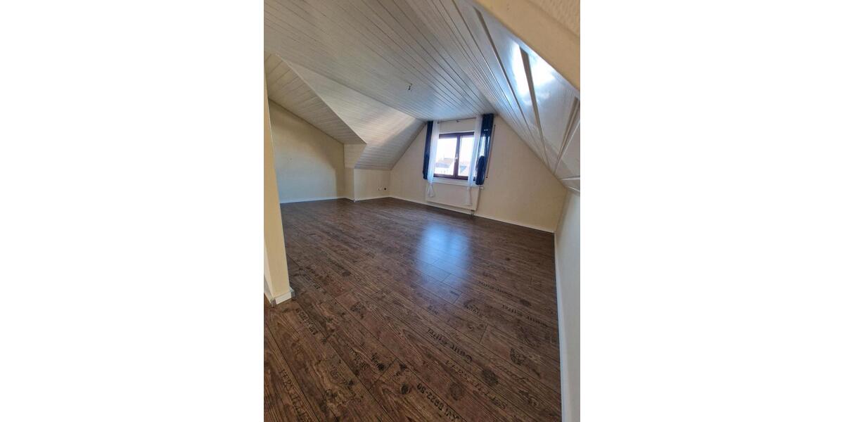 Dachgeschoßwohnung Straubenhardt - 4 Zimmer, 93 m&sup2;, 850&euro; | Angebot:25354030